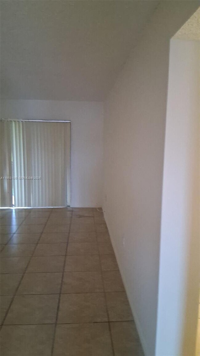 Building Photo - 650 NE 149th St