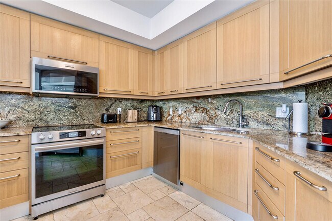 Building Photo - 333 Las Olas Way