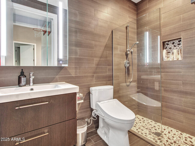Building Photo - 6031 E Paradise Dr
