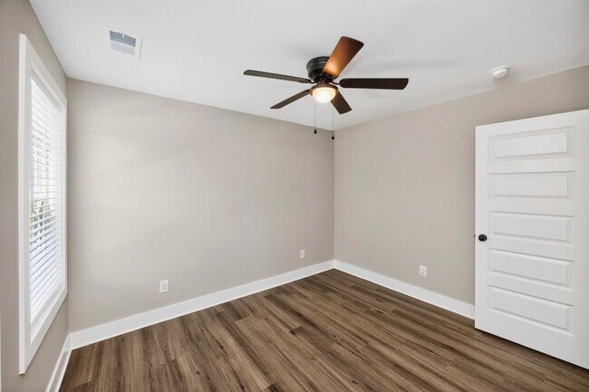 Building Photo - 206 Ross Ave