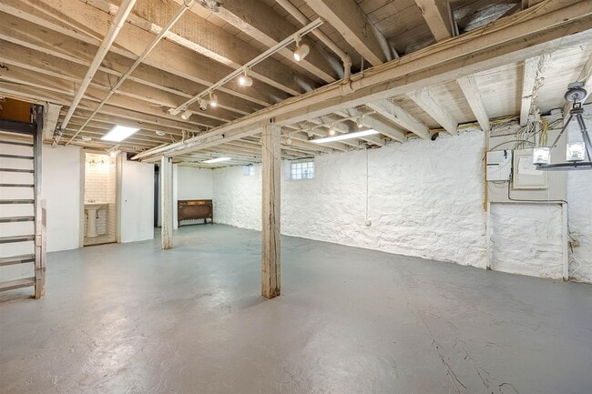 Building Photo - 258 Woodlawn Ave