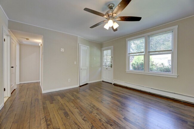 Building Photo - De Graw Ave Triplex