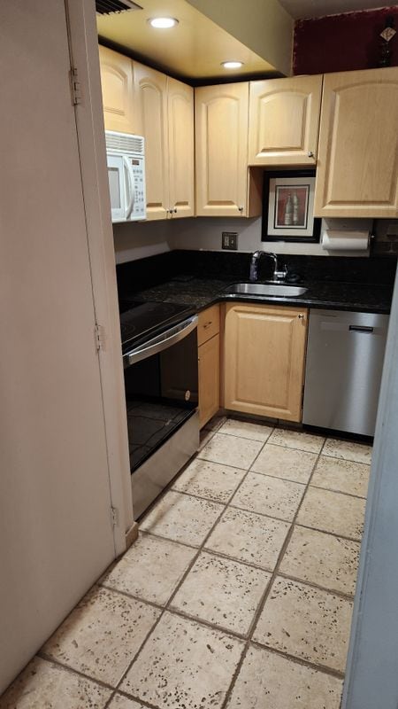 Building Photo - 4156 Inverrary Dr