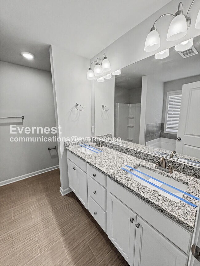 Building Photo - 3 Bed, 2.5 Bath Home with Fenced Yard & Garage / Pet-Friendly / Available Now!