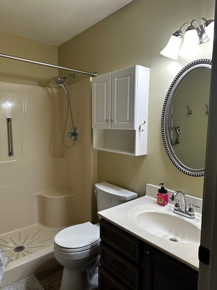 Main Ensuite Bathroom - 955 Misty Glen Dr