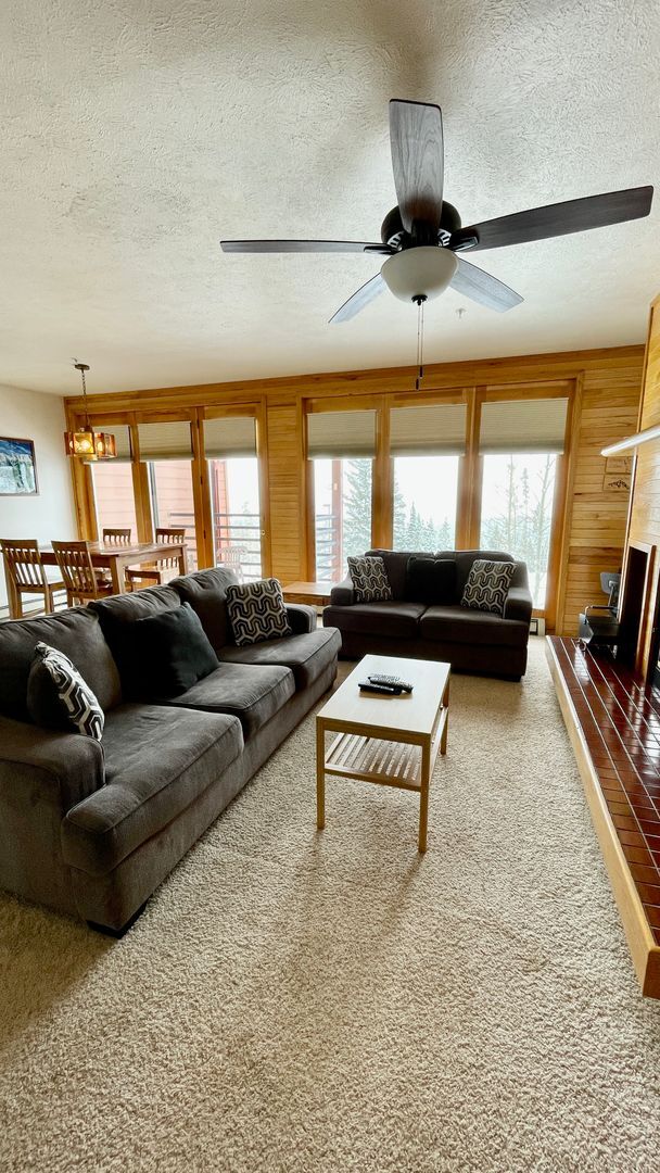 Building Photo - Sunny Bright 2 BDR 2 Bath Condo with Views