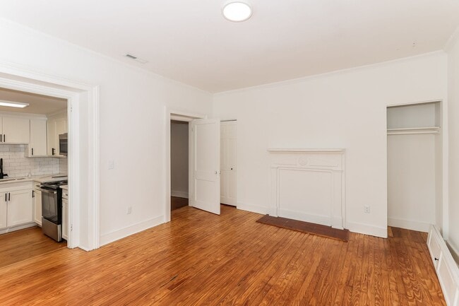 Building Photo - Move-in Today and get 1 month Free - 2 bed / 1 bath on King St. & Calhoun