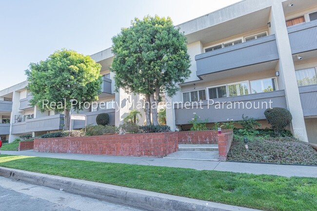 Building Photo - Spacious townhouse in LA