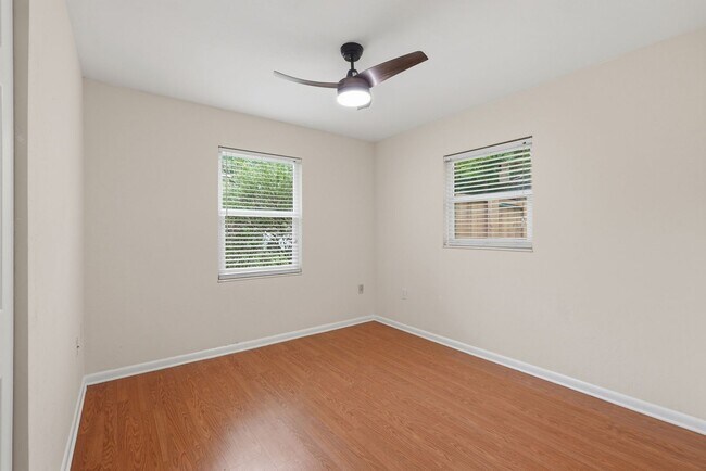 Building Photo - Roomy 3 bedroom 2 bath with great fenced yard