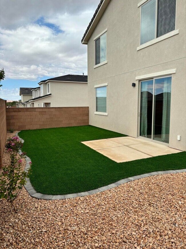 Building Photo - Stunning 4-Bedroom Home!