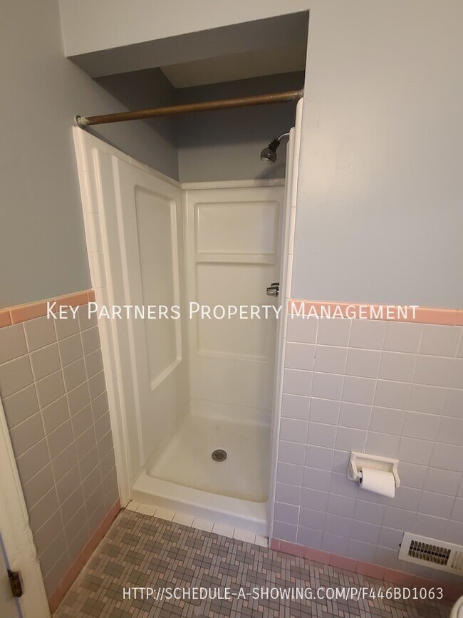 Building Photo - 1309 W 100th Terrace - Short term option!