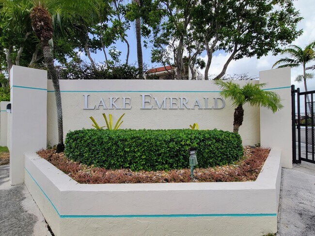Building Photo - 111 Lake Emerald Dr