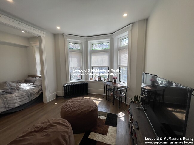 Building Photo - 107 Queensberry St