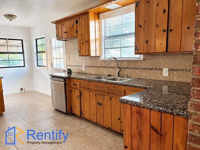 Building Photo - Charming 3bed/2bath Rustic Mid-Century Home