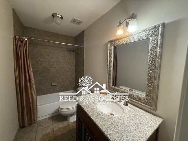 Building Photo - Spacious: 4 Bedroom in Cordova!