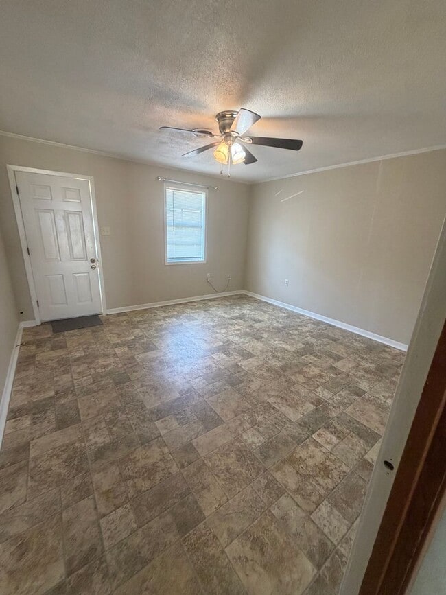 Building Photo - 3 Bedroom, 1.5 Bathroom, Brick Home with large yard, and garage