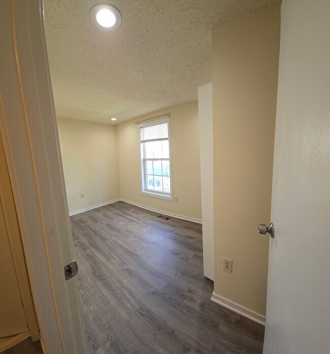 Building Photo - Spacious 2-Bedroom Townhome – Newly Renovated & Move-In Ready! ** VOUCHER HOLDERS ONLY**