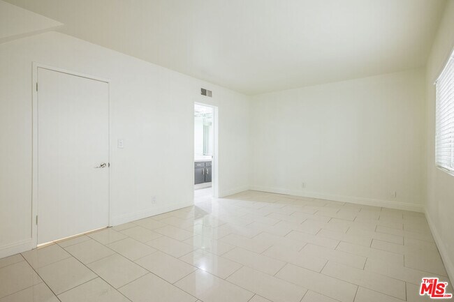 Building Photo - 148 S Reeves Dr