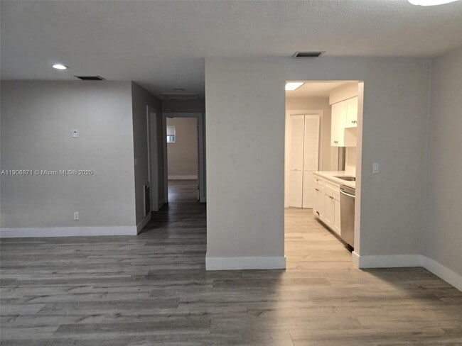 Building Photo - 5022 SW 93rd Ave