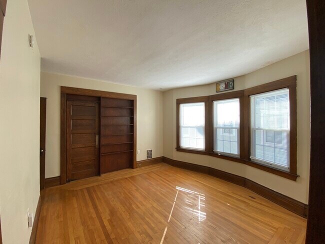 Building Photo - 895 Woodbine Ave