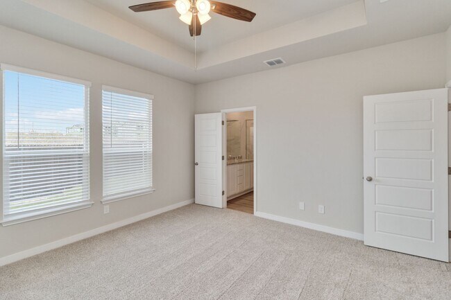 Building Photo - Brand New Luxury Duplex Available Today