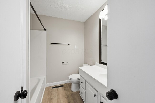 Building Photo - 566 E 10th St