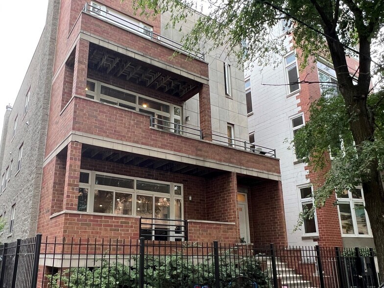 Building Photo - 2424 N Southport Ave