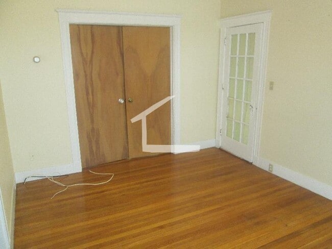 Building Photo - 9/1 No Fee! Spacious 3BR near Oak Sq, BC, w/d in unit!