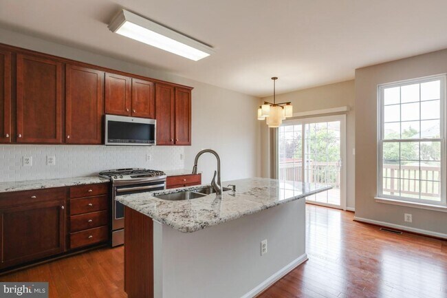 Building Photo - Spacious 3-level townhome with a 2-car garage in the desirable South Riding community.