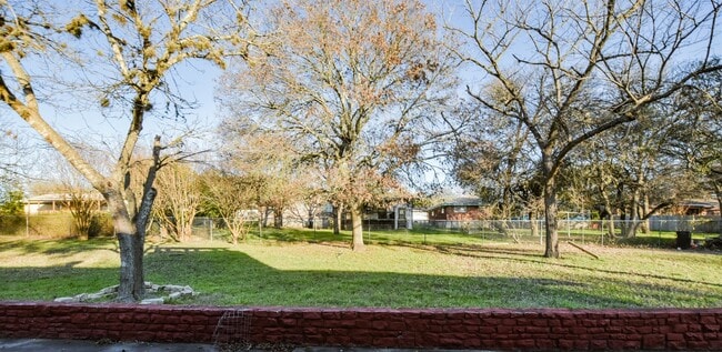 Building Photo - Spacious 4 Bedroom Home