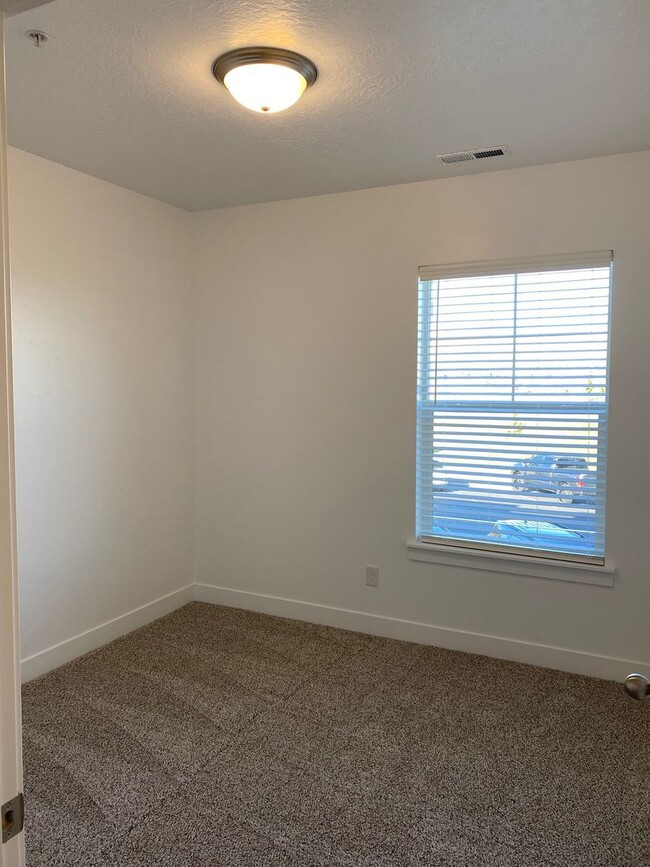 Building Photo - 3 Bed/2 Bathroom house in Herriman