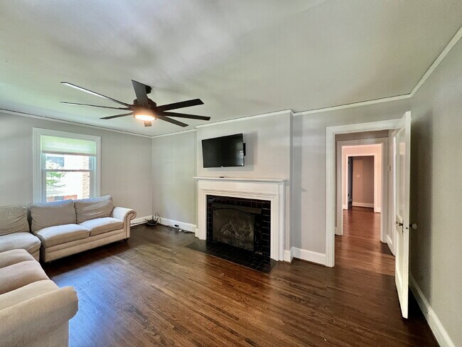 Building Photo - Picturesque 3 Bedroom House!