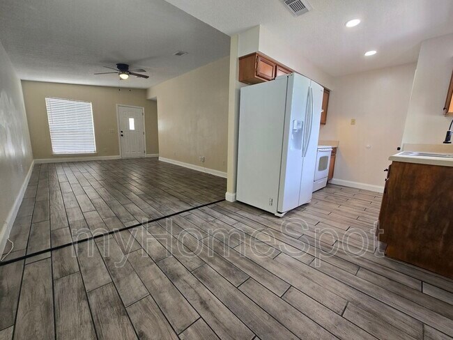 Building Photo - 8900 Forest Oak Dr