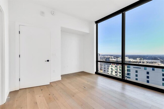 Building Photo - 70 Rainey St