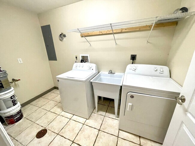 Building Photo - Modern 3-Bedroom 3-Bath  Home for Rent in Mt Washington, Pittsburgh, PA