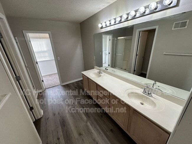 Building Photo - 8042 N Elmwood Ave