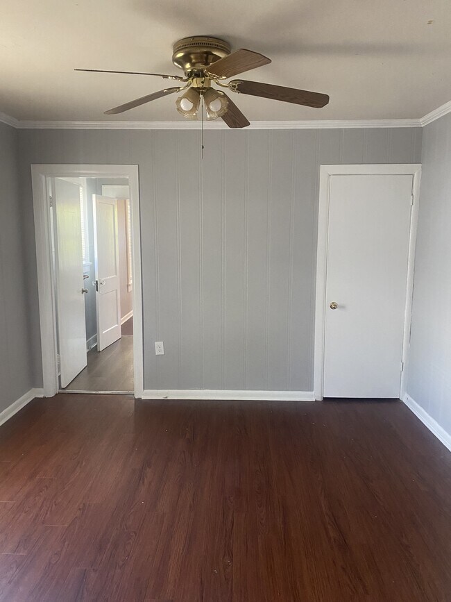 Building Photo - 922 W Cedar St