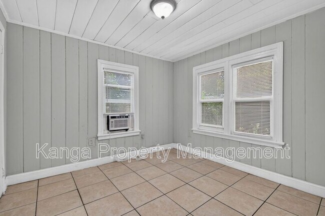 Building Photo - 887 7th St