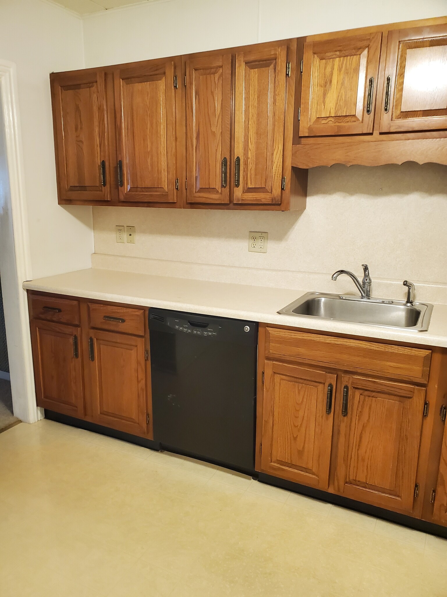 Kitchen dishwasher - 507 W Mahoning St