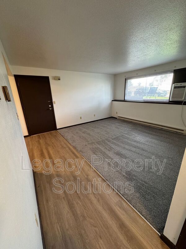 Building Photo - 206 1st St