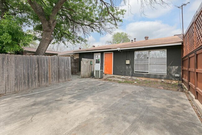 Building Photo - Renovated 2 Bedroom 1 Bath Near UTSA, Medi...