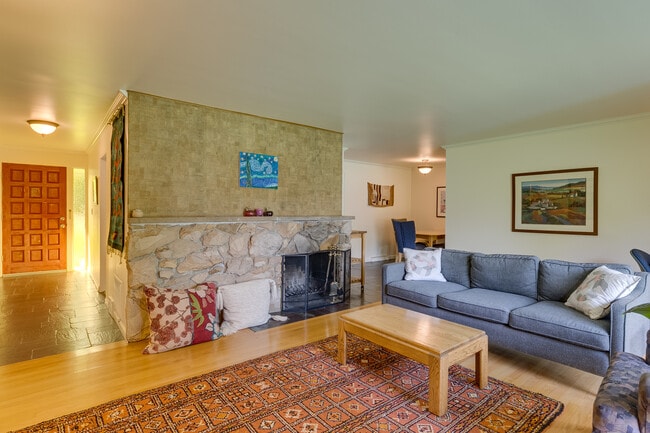 Building Photo - Mercer Island Rambler Available 2/1!