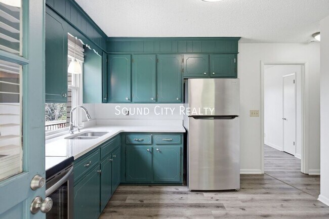 Building Photo - 923 Oak Vale Dr