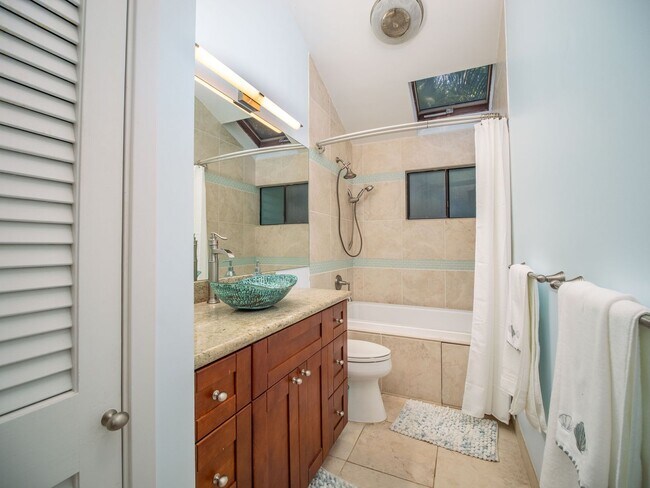 Building Photo - Beautiful Furnished, 2 Bed, 3 Bath, Gated ...