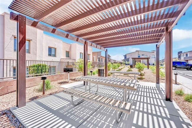 Building Photo - 600 N Carriage Hill Dr