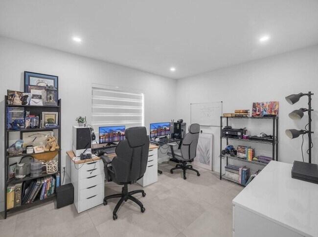 Building Photo - 520 NE 135th St