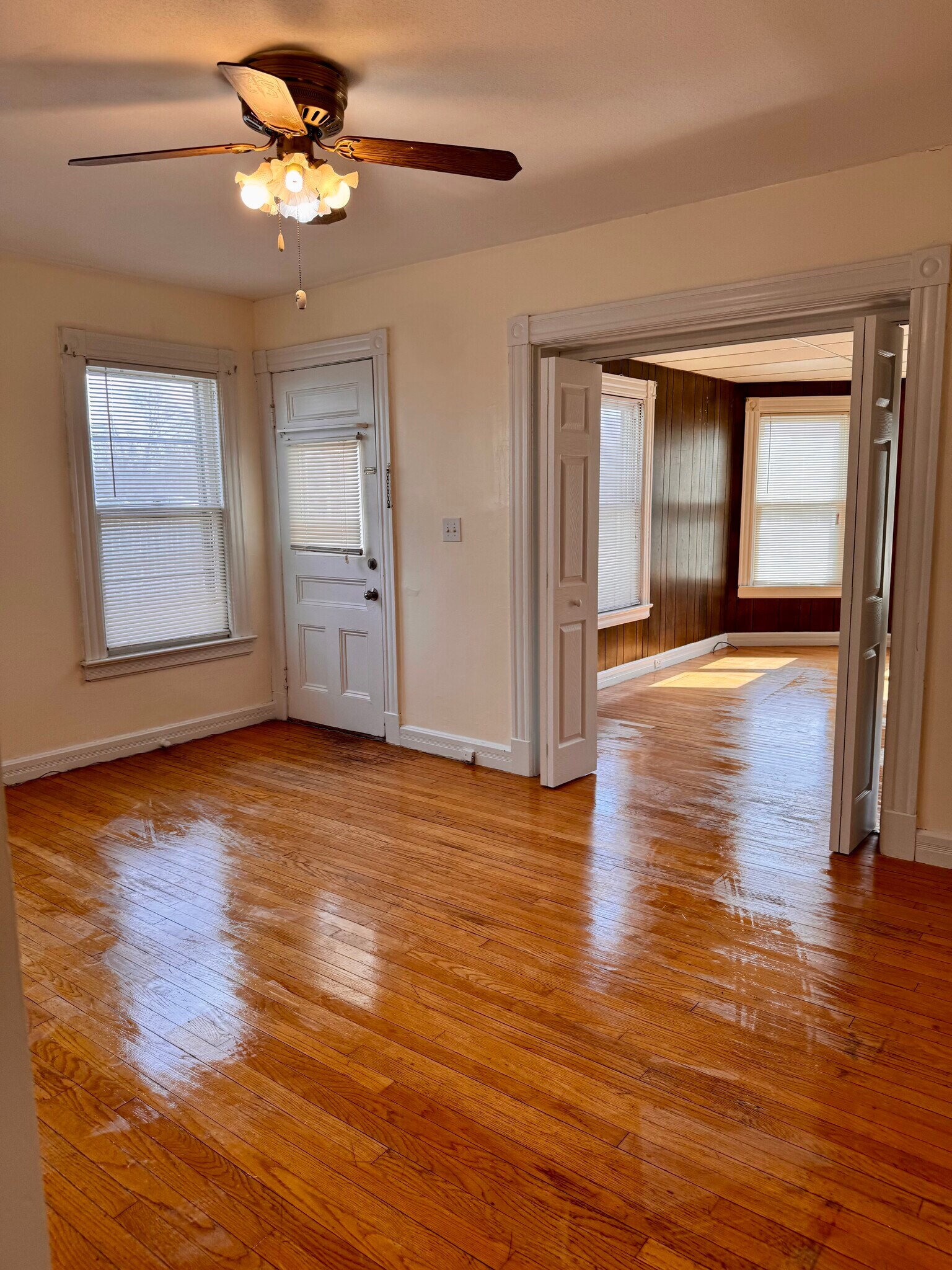 Building Photo - 123 Center St