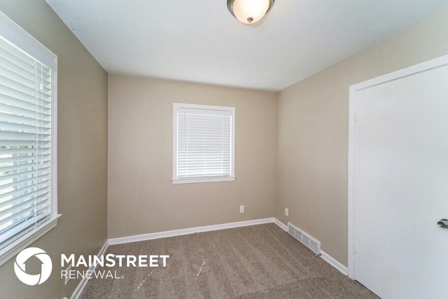 Building Photo - 9400 Aristides Dr
