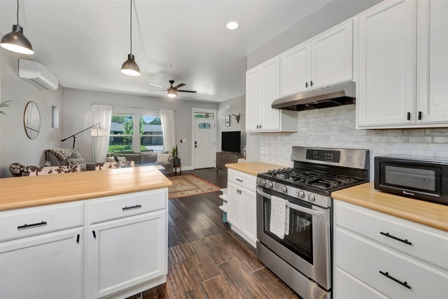 Building Photo - 365 Hiberta St