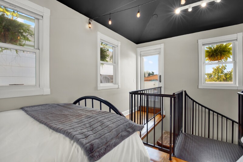 Building Photo - 210 E Waldburg St